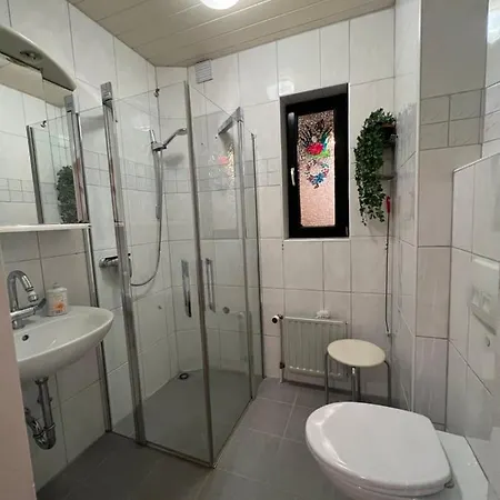 Feelhome, Flughafen Nah,3-schlafzimmer, Dusche Ebenerdig, Zentral, Wifi, Ground Floor * Duisburg
